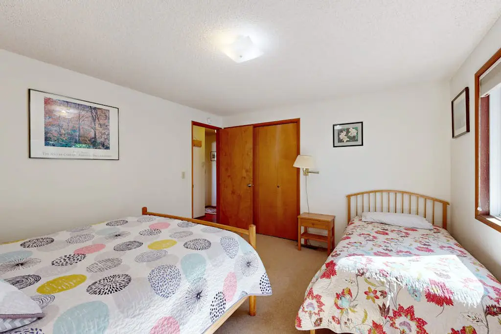 2-story dog-friendly home with Ping-Pong, gas grill, deck,  electric fireplace