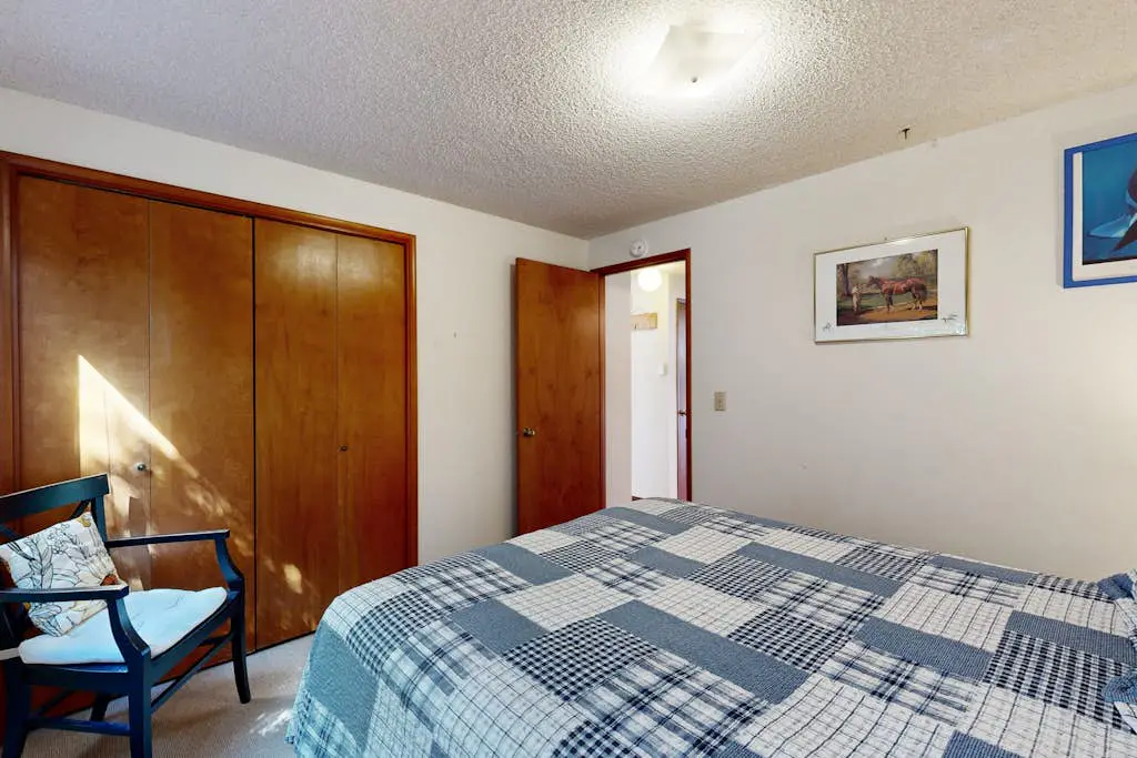 2-story dog-friendly home with Ping-Pong, gas grill, deck,  electric fireplace