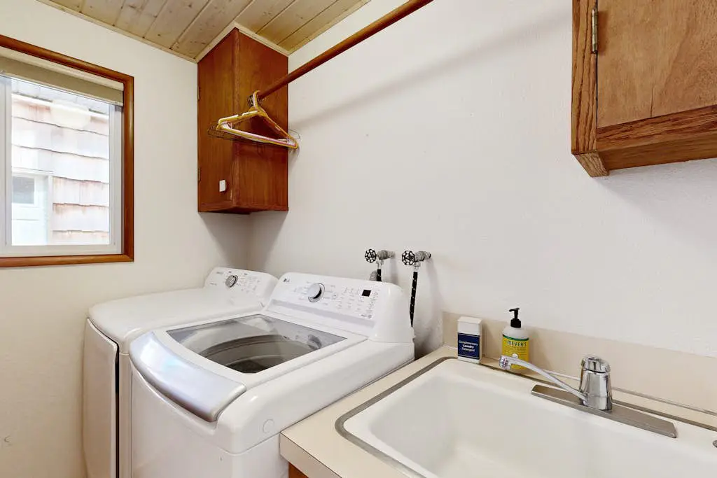 2-story dog-friendly home with Ping-Pong, gas grill, deck,  electric fireplace