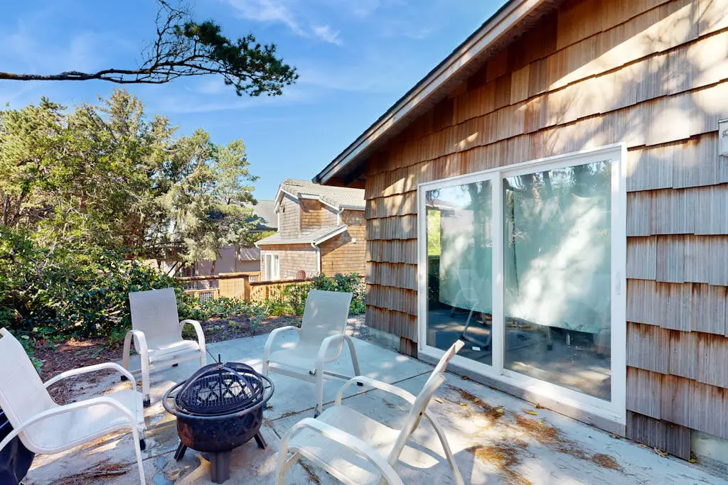2-story dog-friendly home with Ping-Pong, gas grill, deck,  electric fireplace