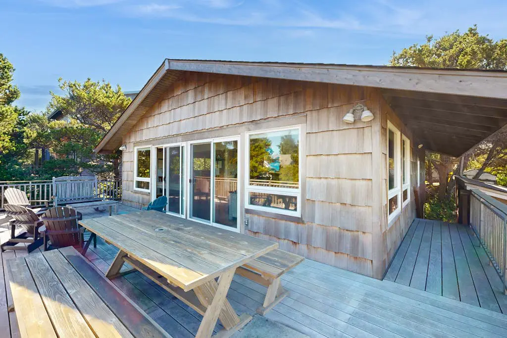 2-story dog-friendly home with Ping-Pong, gas grill, deck,  electric fireplace