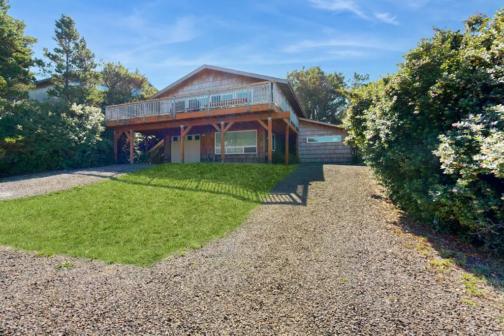 2-story dog-friendly home with Ping-Pong, gas grill, deck,  electric fireplace