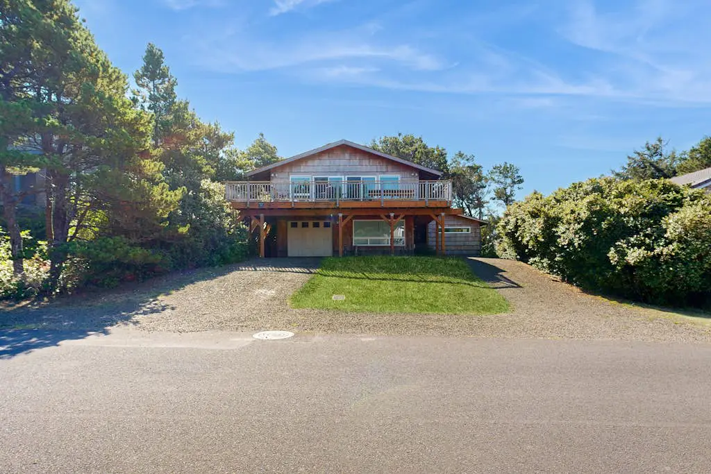 2-story dog-friendly home with Ping-Pong, gas grill, deck,  electric fireplace