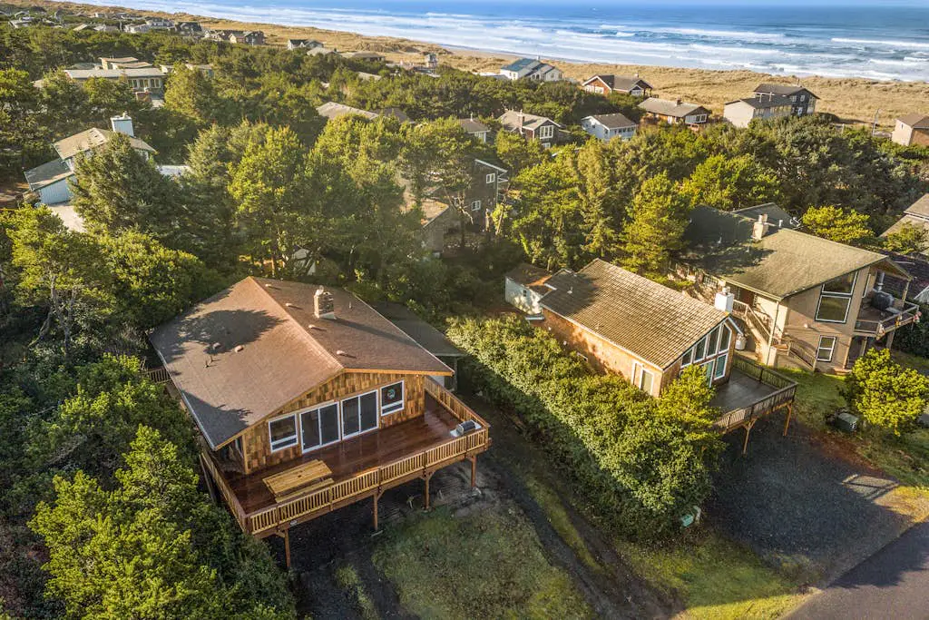 2-story dog-friendly home with Ping-Pong, gas grill, deck,  electric fireplace