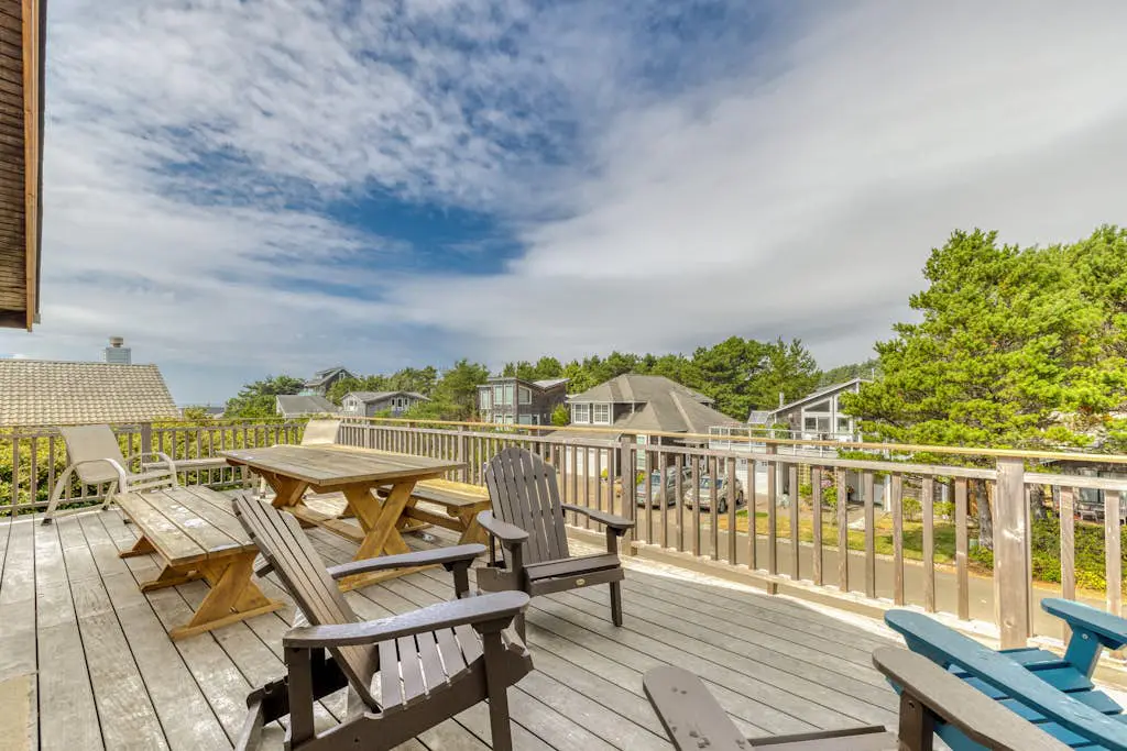 2-story dog-friendly home with Ping-Pong, gas grill, deck,  electric fireplace