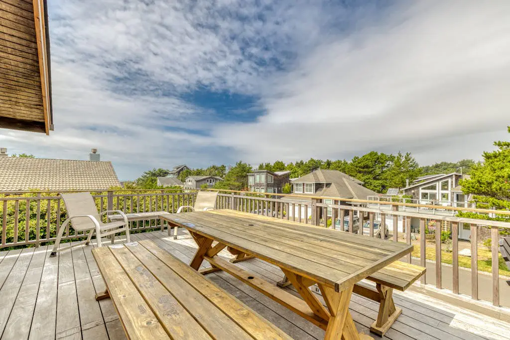 2-story dog-friendly home with Ping-Pong, gas grill, deck,  electric fireplace