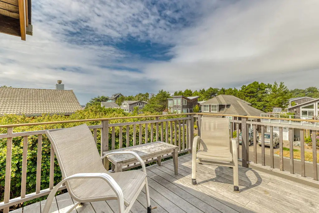 2-story dog-friendly home with Ping-Pong, gas grill, deck,  electric fireplace