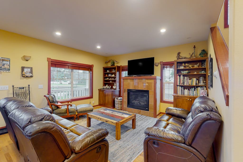 Centrally located retreat close to the beach with a fireplace & inviting yard