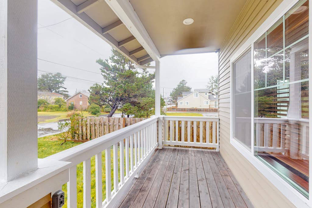 Centrally located retreat close to the beach with a fireplace & inviting yard