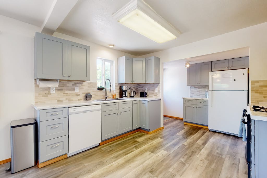 Inviting home with full kitchen, patio, firepit, & W/D