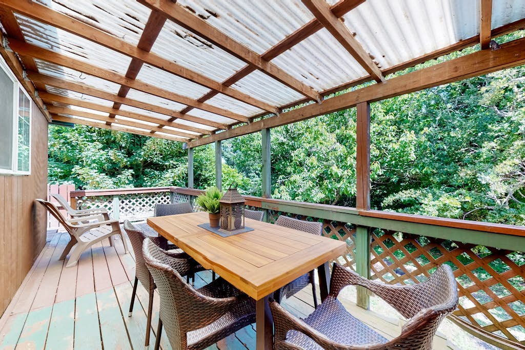 Inviting home with full kitchen, patio, firepit, & W/D