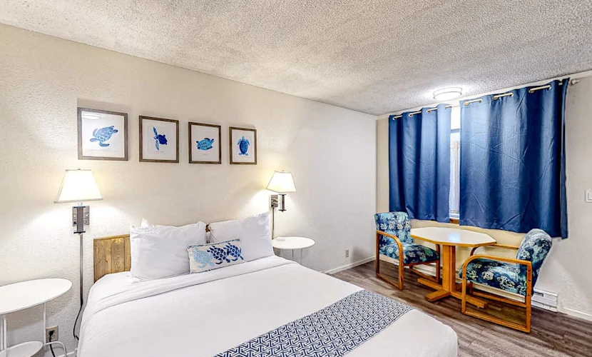 Retro-chic beach room with fast WiFI - walk to Old Town shops & eateries