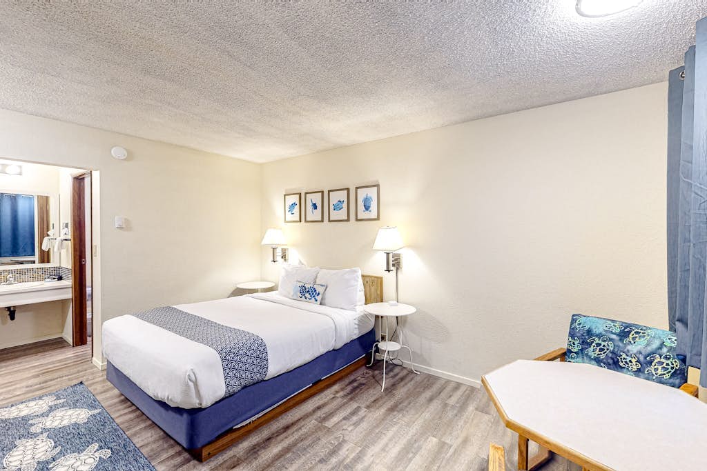 Retro-chic beach room with fast WiFI - walk to Old Town shops & eateries