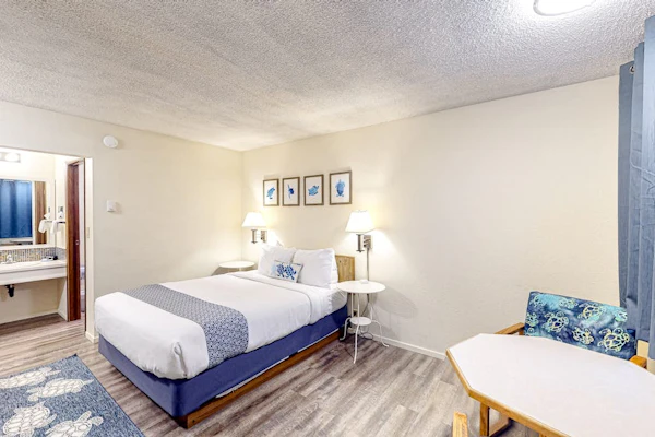 Retro-chic beach room with fast WiFI - walk to Old Town shops & eateries