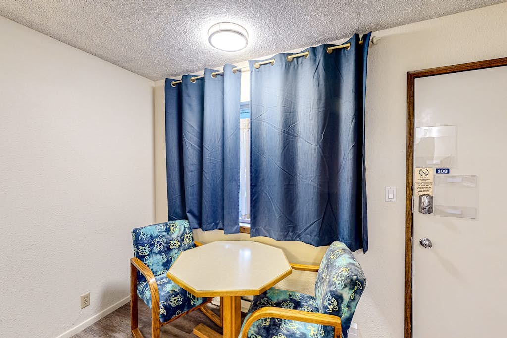 Retro-chic beach room with fast WiFI - walk to Old Town shops & eateries