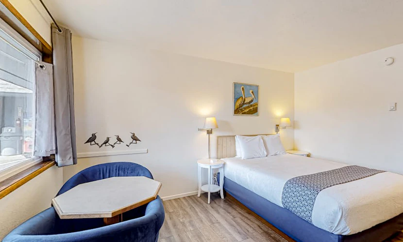 Retro-chic beach room with fast WiFI - walk to Old Town shops & restaurants