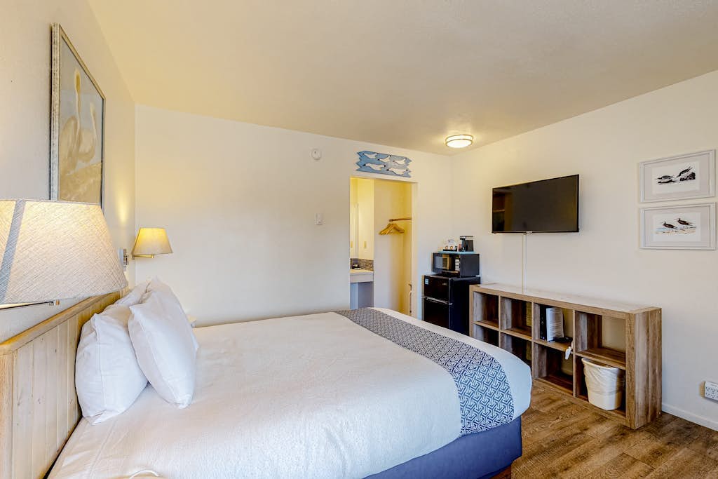 Retro-chic beach room with fast WiFI - walk to Old Town shops & restaurants