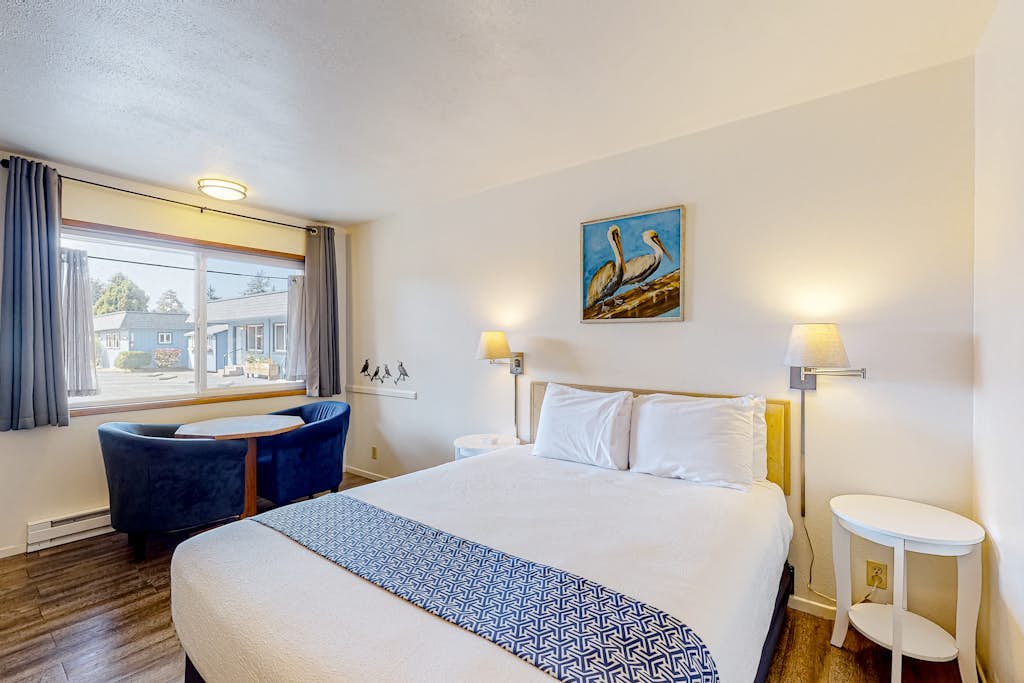 Retro-chic beach room with fast WiFI - walk to Old Town shops & restaurants