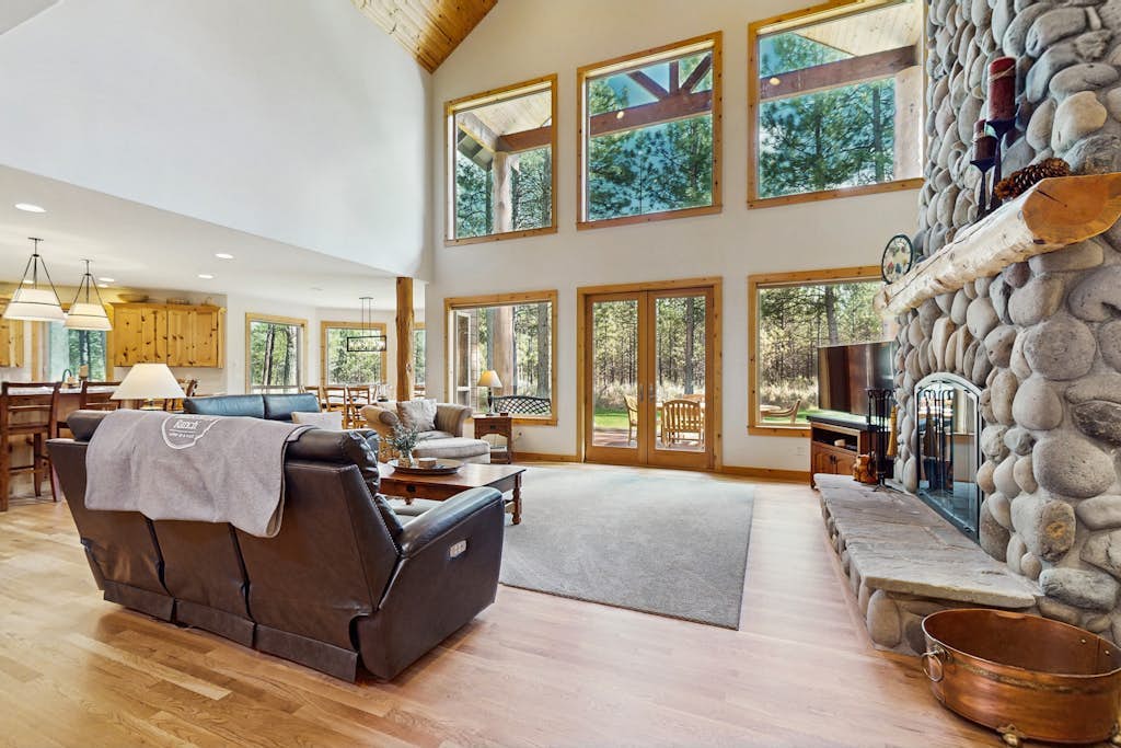 Deschutes Forest views with game room, pools, hot tub, & on-site golf