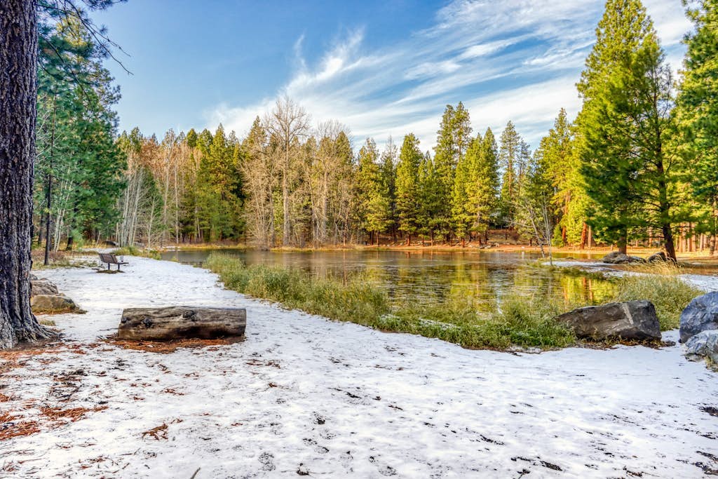 Deschutes Forest views with game room, pools, hot tub, & on-site golf