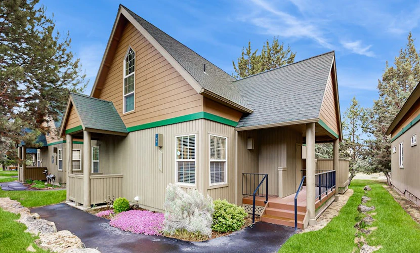 Log decor home w/ private hot tub, deck & shared pools/tennis