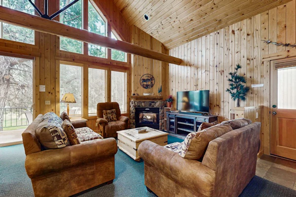 Log decor home w/ private hot tub, deck & shared pools/tennis