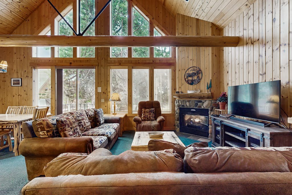 Log decor home with private hot tub, deck & shared pools & tennis