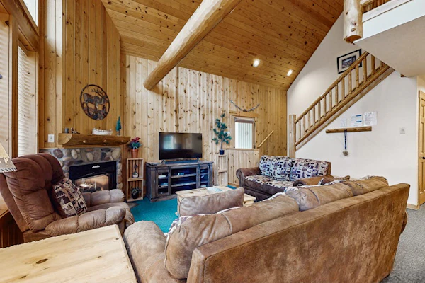 Log decor home with private hot tub, deck & shared pools & tennis
