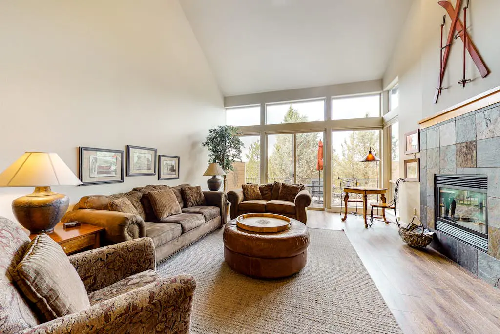 Beautiful Eagle Crest townhouse with stunning views & shared pools & hot tubs