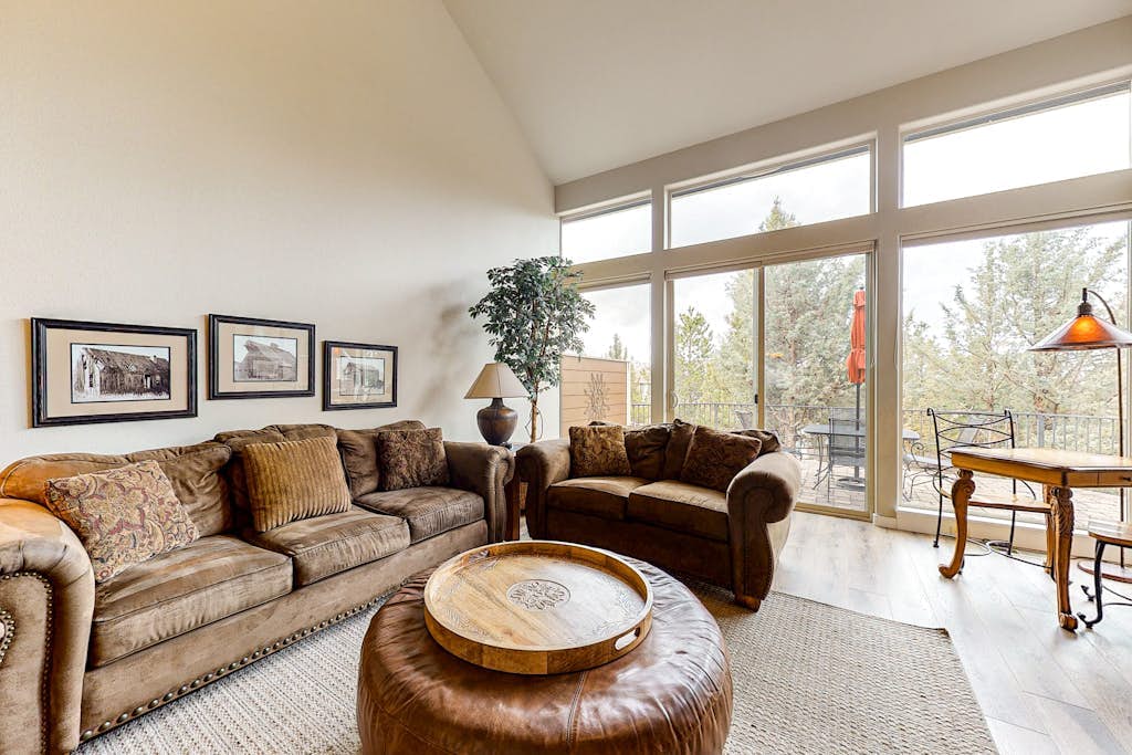 Beautiful Eagle Crest townhouse with stunning views & shared pools & hot tubs