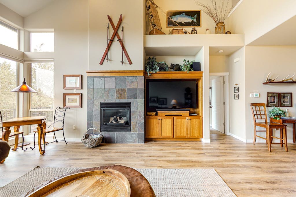 Beautiful Eagle Crest townhouse with stunning views & shared pools & hot tubs