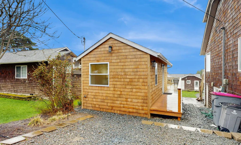 Dog-friendly, comfy cabin only two blocks from the beach