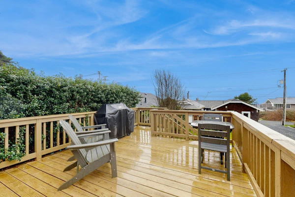 Dog-friendly, comfy cabin only two blocks from the beach