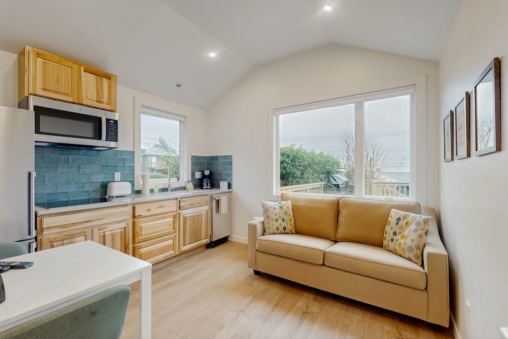 Dog-friendly, comfy cabin only two blocks from the beach