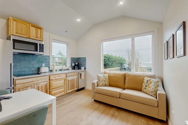 Dog-friendly, comfy cabin only two blocks from the beach