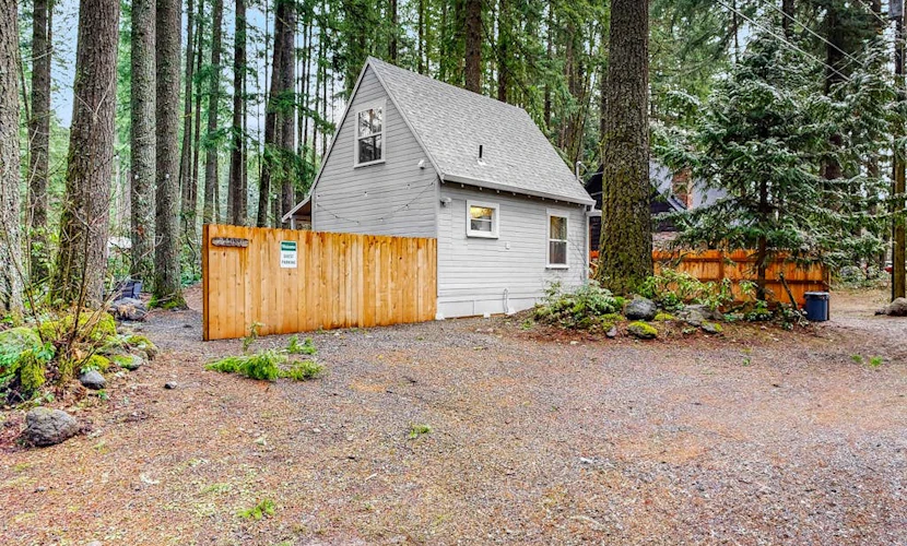 Cozy Mt. Hood cabin with private hot tub & large yard- dog-friendly