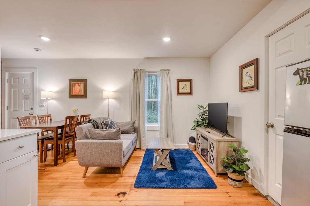 Cozy Mt. Hood cabin with private hot tub & large yard- dog-friendly