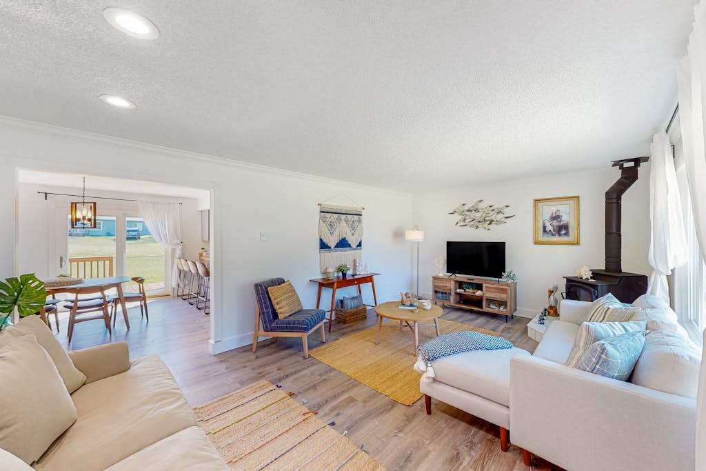 Bright home with large yard, deck & firepit - walk to the beach