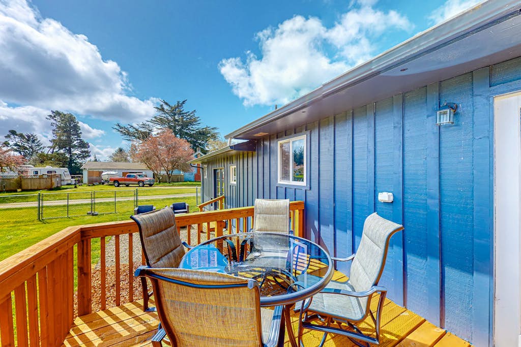 Bright home with large yard, deck & firepit - walk to the beach