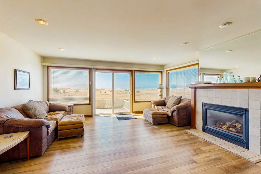 Oceanfront house with large great room, jetted bathtub, WiFi