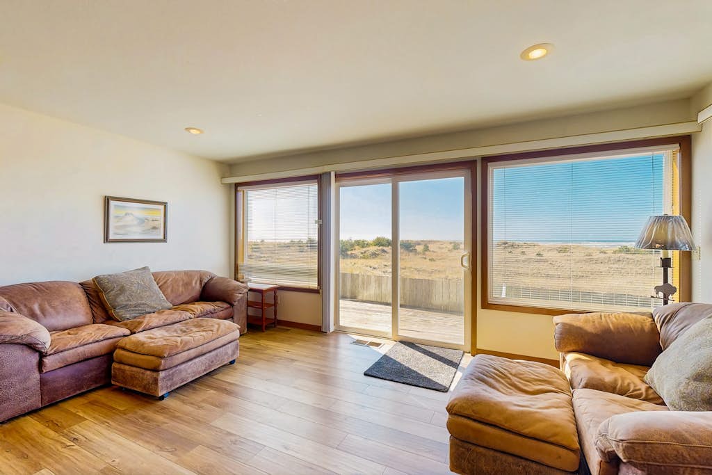 Oceanfront house with large great room, jetted bathtub, WiFi