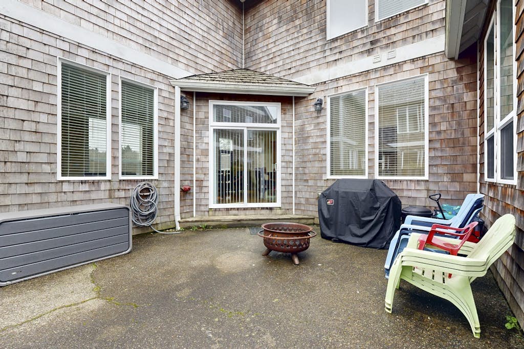 Dog-friendly and golf course-adjacent home with gas fireplace and deck