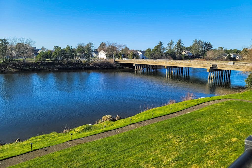 Condo with riverfront view - close to beaches & town - walk everywhere