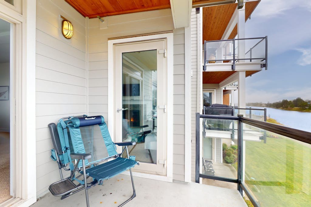 Condo with riverfront view - close to beaches & town - walk everywhere