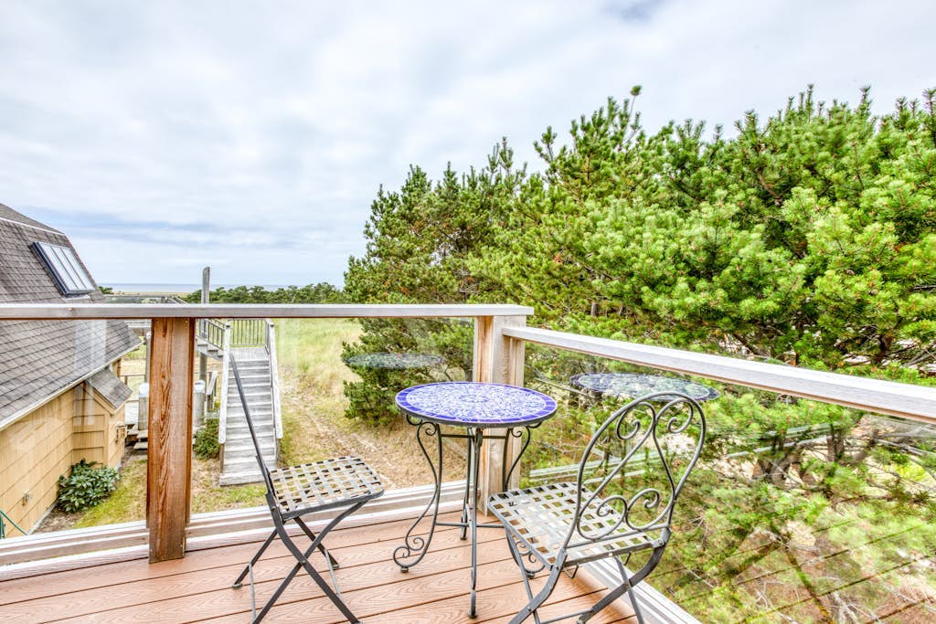 Lovely studio guesthouse with ocean views, outdoor deck & washer/dryer
