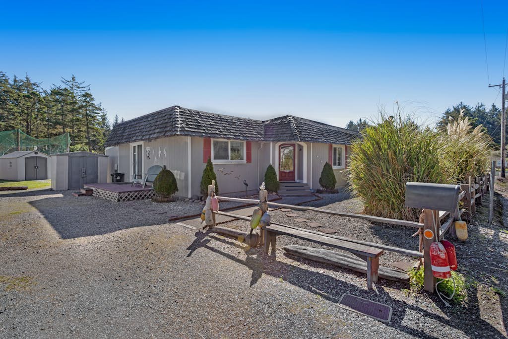 Bright & roomy beach home with a furnished deck & ocean access