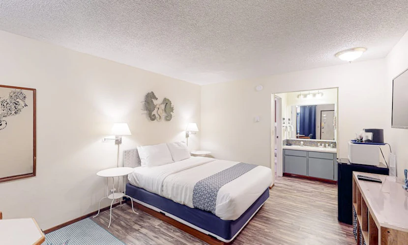 Modern beach hideaway with fast WiFI - walk to downtown shops & eateries