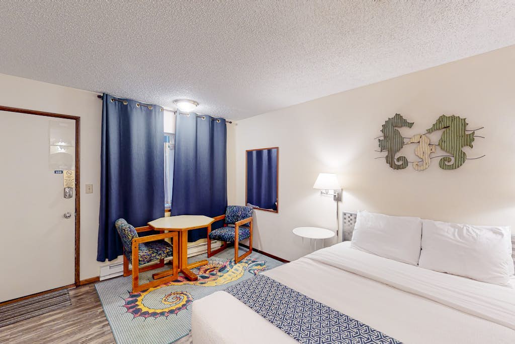 Modern beach hideaway with fast WiFI - walk to downtown shops & eateries