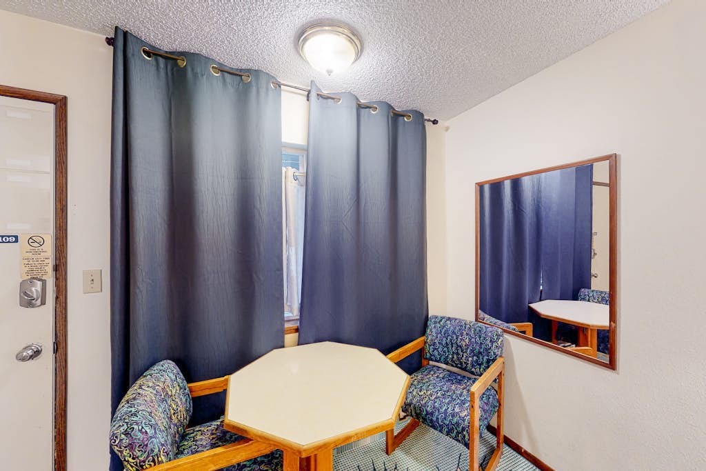 Modern beach hideaway with fast WiFI - walk to downtown shops & eateries