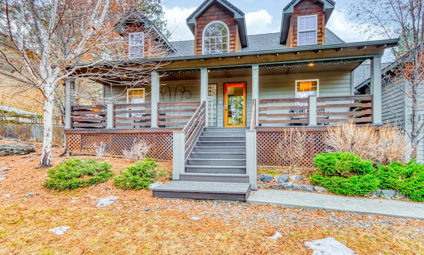Westside Craftsman with enclosed yard & jetted tub